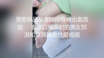 提前躲在学校女澡堂隔间里面偷拍前来洗澡的女学生,心提到嗓子眼了生怕她们推我的门