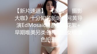 《极品CP魔手外购》商场女厕近景镜头先拍脸再拍逼，各种年轻美女小姐姐小少妇方便，大屁股潮妹透明内裤简直太骚了 (5)