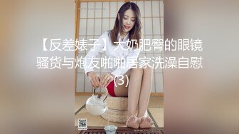 吊钟奶少妇小姨，奶子桃红奶白真像个桃子，挤乳汁自己舔着喝，看得好起劲啊，真心喜欢这对奶白兔子！