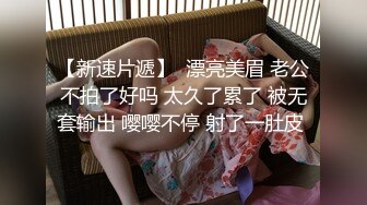 商城跟随抄底两个漂亮美眉 蓝裙美眉的花内内好性感 屁屁好白