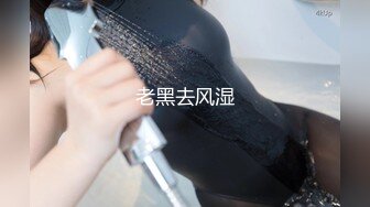 金发美艳人妖胸前纹身性感妖艳脱下小花裙自摸超长屌深深插入后门通并享受着