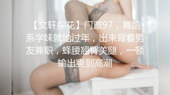    气质少妇和老公客厅沙发上直播第一人称口交，全程露脸，对白很刺激