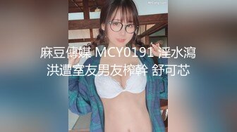 女友偷偷拍摄她们大学女宿舍的室友脱衣服洗澡