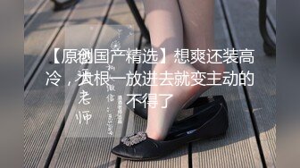 電梯上偷窺韻味十足的美女裙底,艷紅色丁字褲全夾到白皙豐腴的屁股裏了