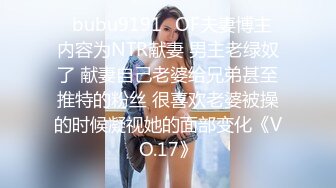 娇小的克洛伊得到了她的樱桃与大巧克力公鸡捣碎