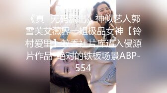 忍不住把大哥的女人给操了 后背性感纹身 后入撞击