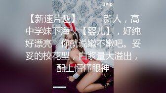 把已婚女同事叫到家里一起洗个澡~漂亮的大白奶子~看着我的大鸡巴，忍不住过来就给我舔~真的好爽啊！