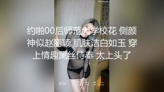 蕾丝手套按摩自己的爆乳