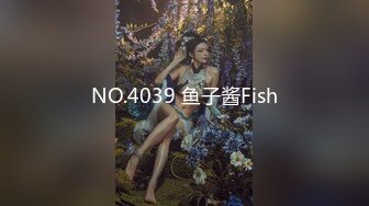 极品出租屋厕拍系列元气眼镜少女玩着手机上厕所 尿完吊钟奶阿姨带个小红盆来冲逼洗澡