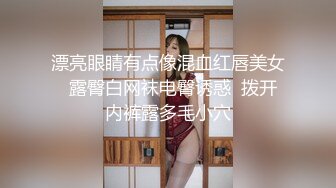 【新片速遞】    还是熟女会玩，表情各种拿捏到位，特写掰穴，黑丝韵味独特诱人