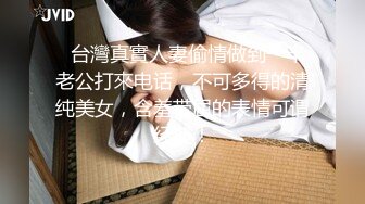  国产小美女全裸洗澡，回到卧室和男友啪啪做爱给男友打飞机女上位打桩