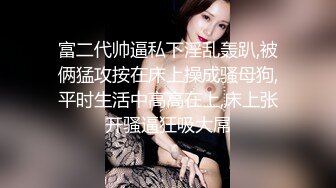 笑容很灿烂的漂亮小姐姐 拿着手机播放A片，声音很大 和男友一起看 忍不住抚摸对方 互啃进入状态