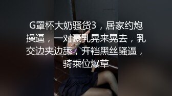 【双胞胎姐妹花浴室诱惑】长相清纯带着眼镜，浴室脱光光湿身诱惑，贫乳小奶子，翘起美臀拍打，坐马桶上掰穴特写