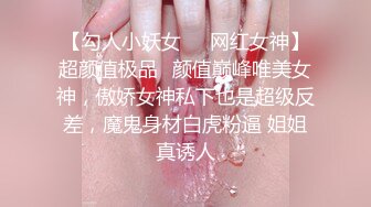 光头帅哥约两个朋友回家勾引无套操菊花