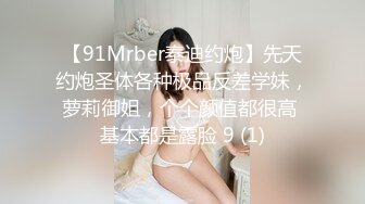 商场女厕全景偷拍穿着连体衣的美女是怎么尿尿的