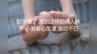 风骚学妹全程露脸被两个大哥调教玩弄，激情3P上位抽插嘴里塞根大鸡巴，让小哥后入爆草对着镜头浪叫淫声荡语