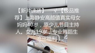 镜头放在洗手盆上面这对情侣玩自拍