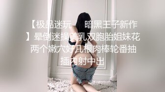 在酒店邮寄快递，老婆穿上露出款超级短裙故意在快递小哥面前弯腰在行李箱拿衣服让快递小哥看到完全露出的PP，看看快递小哥的反应吧。角度一~1