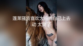    调教少妇喝尿。女：张嘴，乖，奶子是这样漏出来了，知道吗，我要尿尿宝贝，接着，骚货！！好多尿尿啊