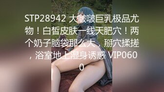 偷窥家庭一家三口，妈妈洗完澡披着浴巾出来，父子俩集中精神玩电脑，妈妈挺开放啊，当着面擦干奶子淫穴，胸罩都不穿！