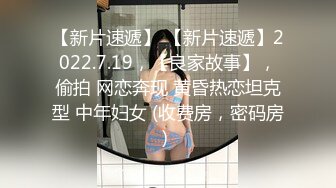 【新片速遞】 YC商场试口红露腰小骚妹❤️绿点内裤两侧毛毛和穴肉漏出来了