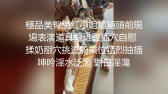 【新速片遞】 单位女厕全景偷拍美女同事的极品美鲍光线不够手电来凑