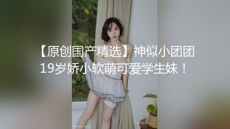 黑丝露脸短发风骚少妇用小嘴伺候大哥鸡巴，全程露脸深喉草嘴，电动道具抽插骚穴