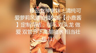 经典4P现场，美女左右手各一根大鸡巴，下面还塞一根，好满足