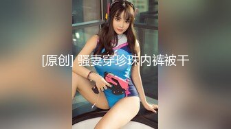 医院女厕再遇运动装麻花辫小美女无毛馒头穴上两片薄唇肉真诱人