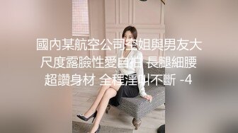 这个御姐少妇风情十足 粉衣马尾饱满肉体，尽情抠逼逼揉捏亲吻，扛着大白腿啪啪侧入抽插狠狠撞击