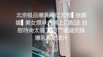 这小日子过的很性福啊 和穿的清爽的漂亮妹子一起在酒店打游戏玩乐 累了就扣扣逼揉揉奶 丰满肉肉适合做爱