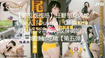 震撼福利秘超强乱L》自称原创大神玩的属实大胆~趁老婆睡着了和她表姐在厕所乱L~还在客厅干过三人还能坐在一起和谐的吃饭