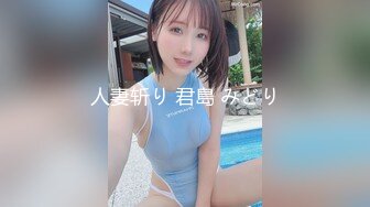 彼女の親友が机の下にこっそり隠れてフェラチオ