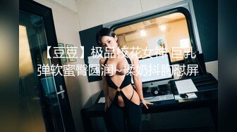 极品颜值细长美腿美女大尺度自慰诱惑，对着镜头扭动翘臀掰穴，坐在椅子M腿揉穴，手指扣弄跳蛋震动极骚