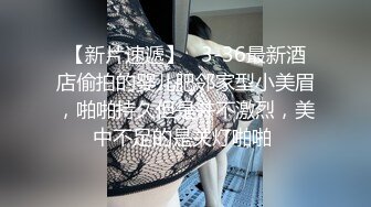 新人美少妇独自在家寂寞！厕所自慰扣穴！脱下牛仔裤，从下往上视角狂扣，拍打骚逼水声哗哗