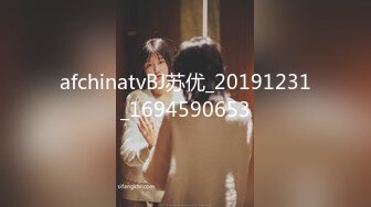 【新片速遞】❤️❤️奇怪妆容18嫩妹，微毛粉嫩小穴，纹身男吸奶操逼，两个好友旁边观战，趴在旁边玩嫩穴