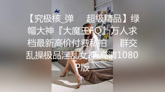 妈妈和女儿一起骚，丝袜情趣装诱惑全程露脸大秀，双头道具互相抽插浪荡呻吟，抠逼自慰淫水覆盖无毛逼好性感