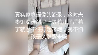  小骚逼露脸洗干净了伺候小哥哥诱惑狼友，舔鸡巴的样子好骚吸蛋蛋，深喉抽插