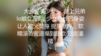 美女一路小跑急着上厕所 快憋不住了