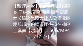 STP30922 女主播为吸引粉丝,录制户外弹吉他唱歌MV，故意不穿内裤不经意间露出来给粉丝当福利