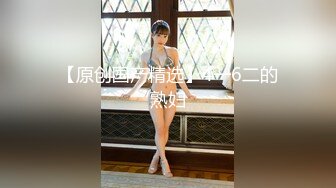 【新片速遞】 KTV女厕全景偷拍穿着连体衣的少妇把裆部往边上一扒拉就开尿