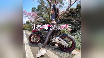 【新片速遞】  私房十月流出大神潜入纸箱厂女厕❤️全景后拍女员工尿尿几个年轻美女性感的大屁股